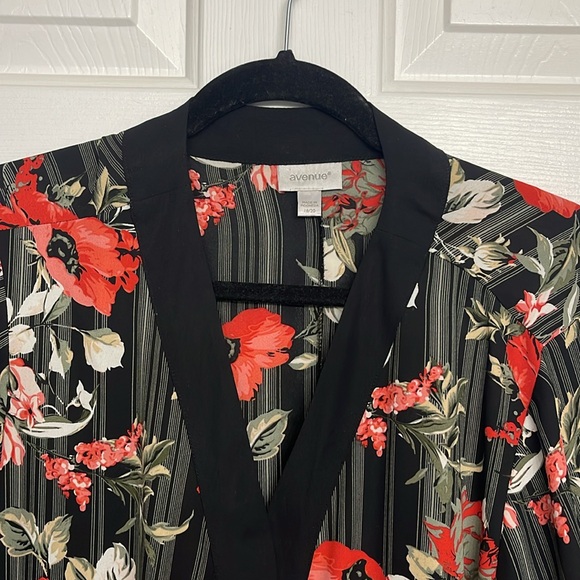 Beautiful Floral Outerlayer - Picture 2 of 4